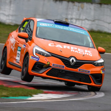 Tomáš Pekař won the first race of the Clio Cup