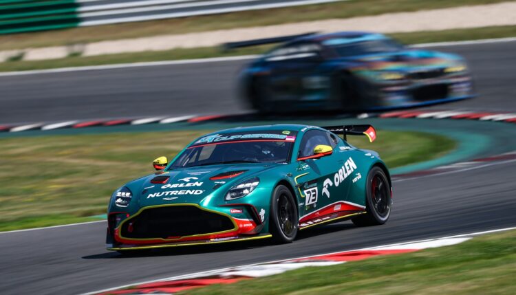 Zsigo and Hesse take commanding GT3 win, Janík clinch GT4 victory