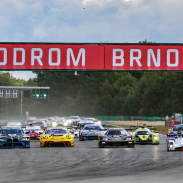 Piotr Wira takes the lead with three minutes to go and wins endurance race