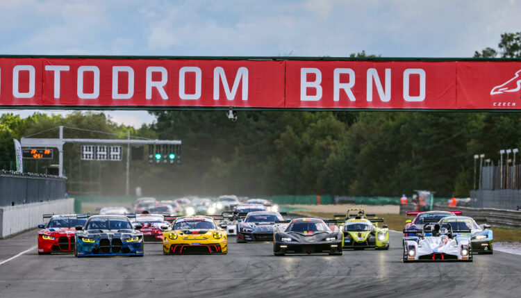 Piotr Wira takes the lead with three minutes to go and wins endurance race